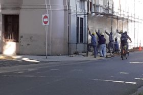 Está en marcha la multimillonaria obra para pintar una pared, a pesar de las restricciones y mientras los hospitales no tienen camas