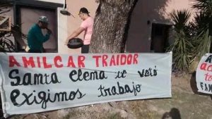 Protesta y olla popular frente a la casa del senador Genre Bert
