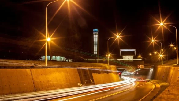 NUEVO ESCÁNDALO EN EL TÚNEL SUBFLUVIAL: licitan luminarias «fantasmas» y denuncian sobreprecios del 88%