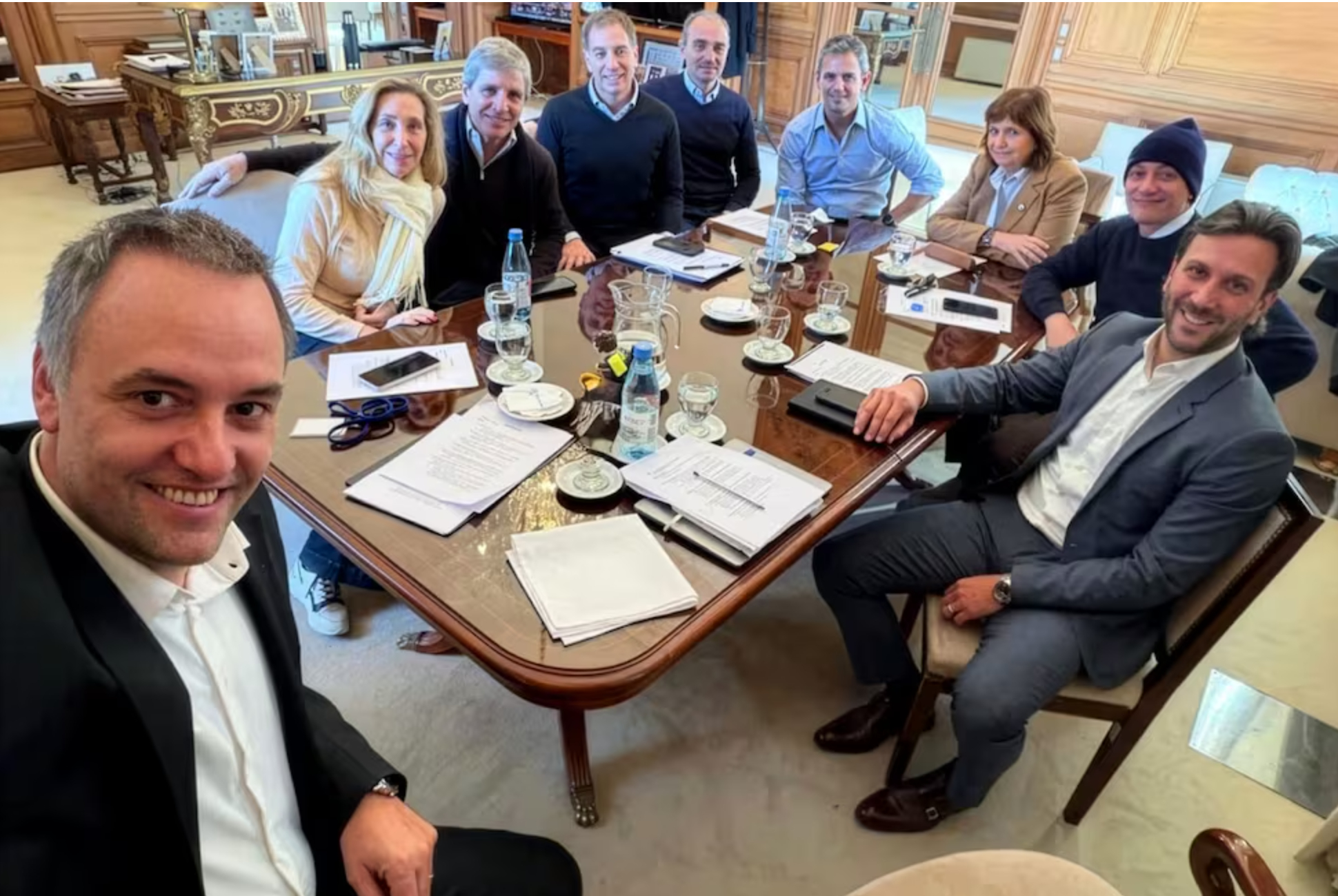 Mesa política de Milei: sonrisas para la foto y una interna que nadie quiso nombrar