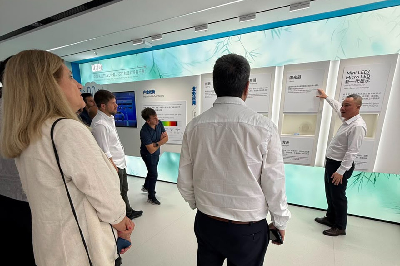 Romero visitó en China una empresa líder en gestión energética e infraestructura urbana inteligente