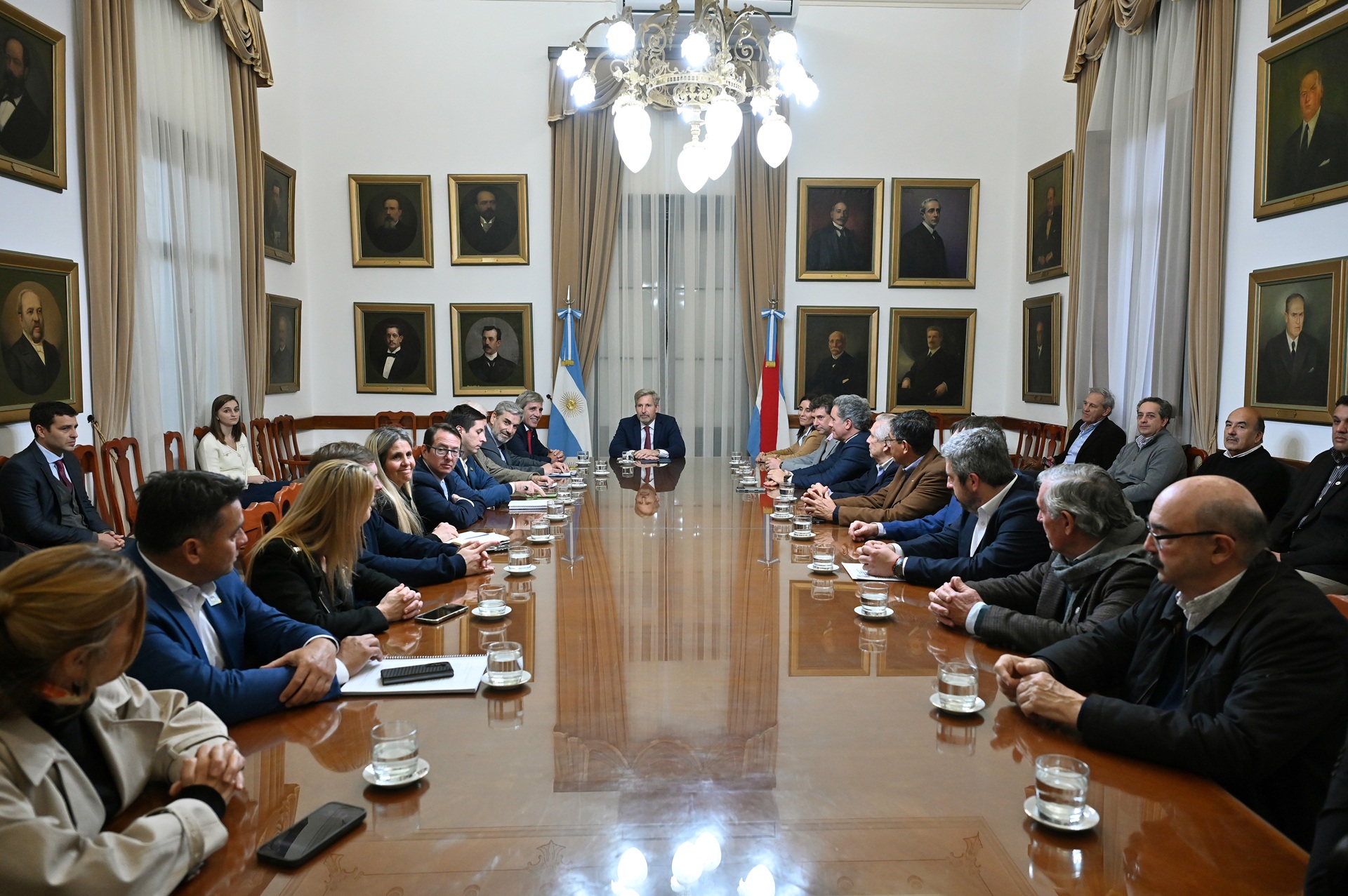 Frigerio encabezó un encuentro entre Caputo y empresarios entrerrianos